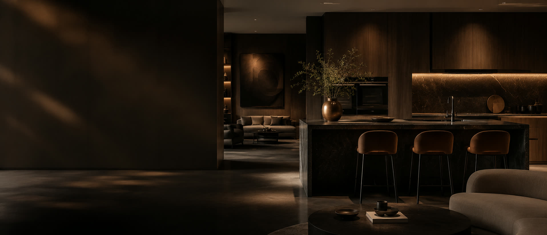 3D render modernog enterijera u toplom mraku — kuhinja sa barom, drvo i ambijentalna rasveta, dnevni prostor u dubini